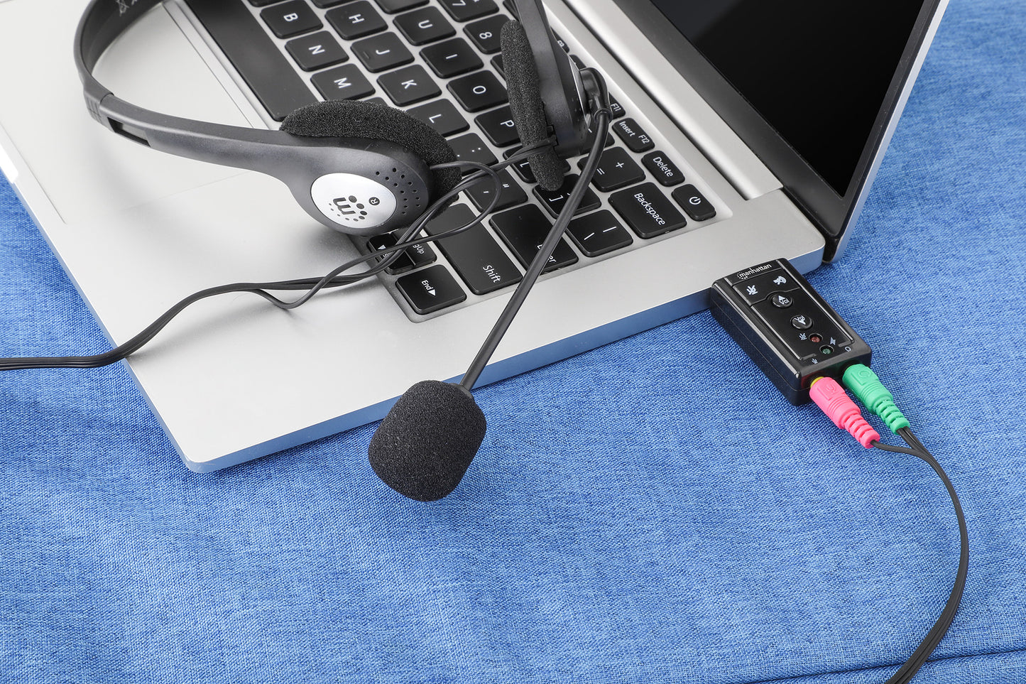USB-A to 3.5 mm Audio Adapter with Volume Controls Image 9