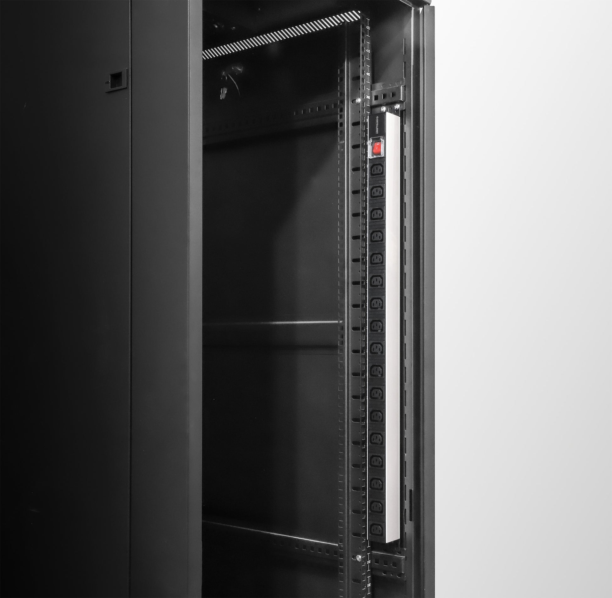 Vertical Rackmount 17-Output C13 Power Distribution Unit (PDU) Image 10