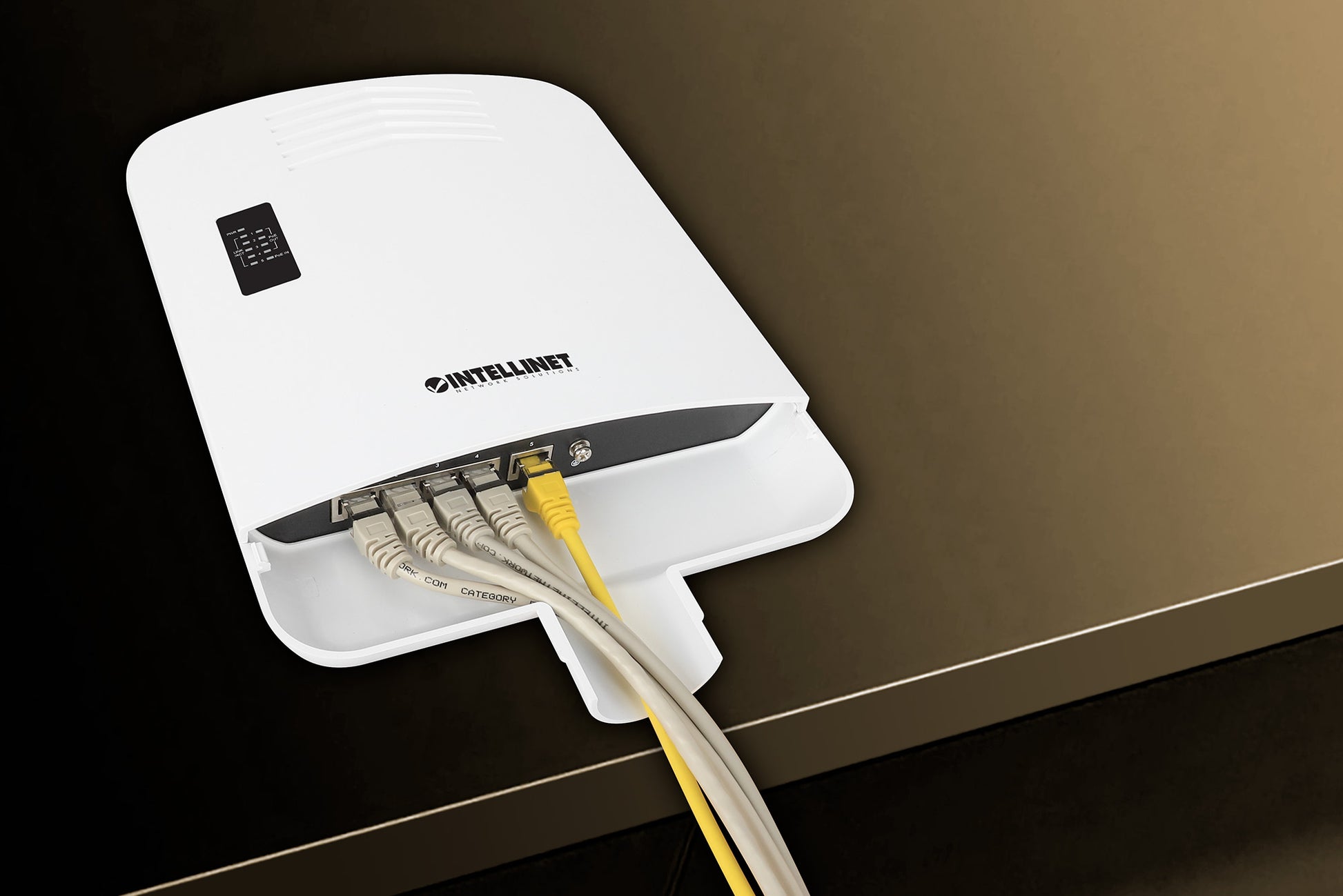 Outdoor PoE-Powered 5-Port Gigabit Switch with PoE Passthrough / 4-Port PoE+ Extender Image 10