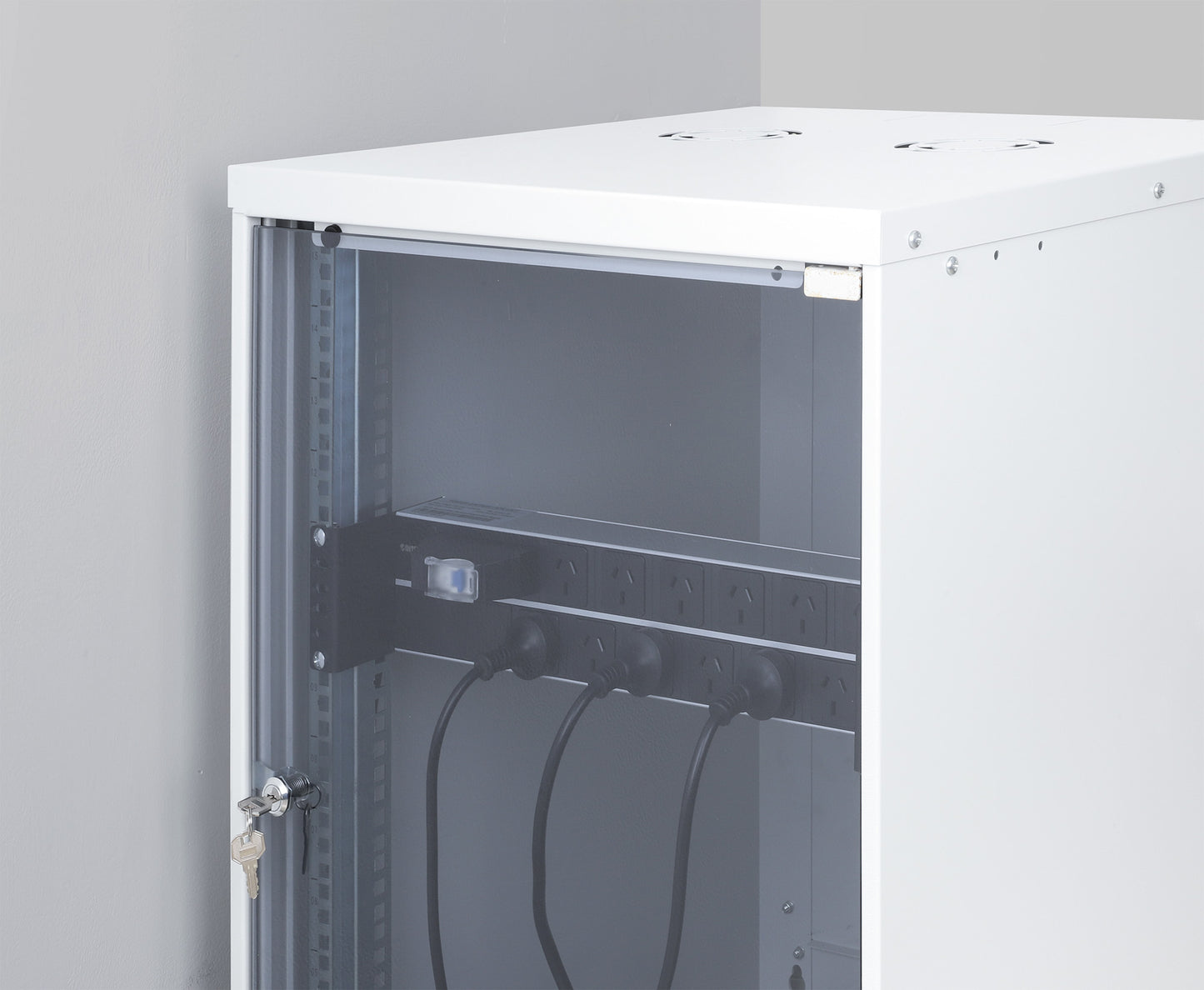 19" 2U Rackmount 12-Outlet PDU with Circuit Breaker Image 2